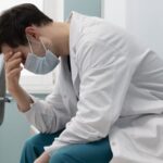 Los Desafíos del Médico Moderno: Tecnología, Sobrecarga y el Reto de Humanizar la Medicina